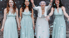 De charmantes demoiselles vêtues de leur robe d'invitée à un mariage