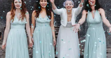 De charmantes demoiselles vêtues de leur robe d'invitée à un mariage