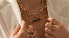 Buste d'une femme avec des bijoux