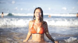 Femme se baigne dans la mer
