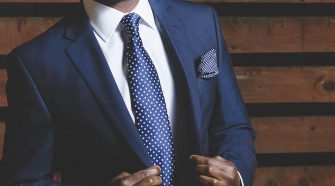 Un homme en costume bleu