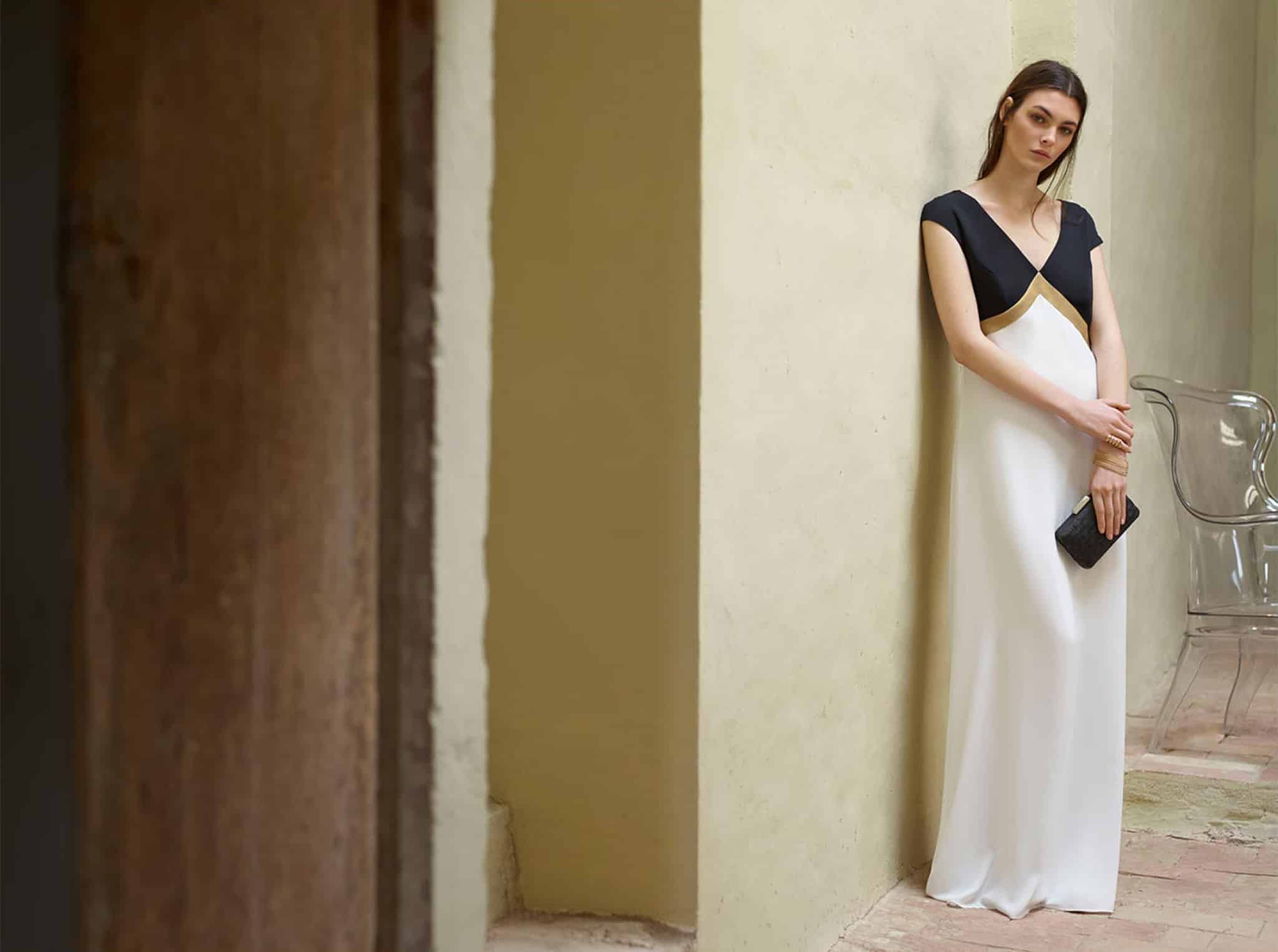 Une femme discrète dans sa robe d'invitée à un mariage