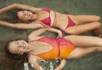 Deux filles en maillot de bain allongée dans l'eau