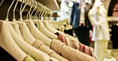 Achat de vêtements féminin dans un prêt à porter : quels avantages ?