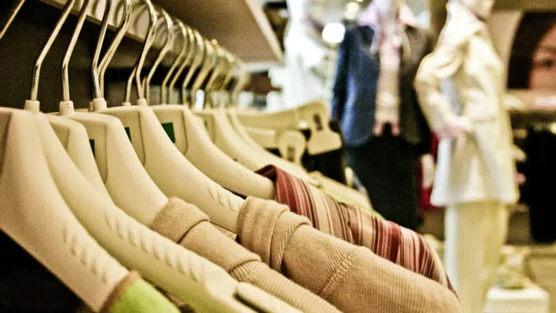 Achat de vêtements féminin dans un prêt à porter : quels avantages ?