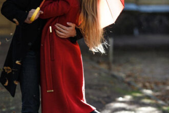 Entre design et savoir-faire : l’excellence des parapluies français