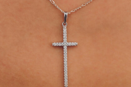 Pendentifs en croix : du symbole religieux à l’accessoire de mode moderne