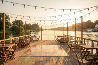 Terrasse de guinguette au bord de l'eau au coucher du soleil