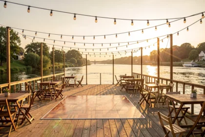 Terrasse de guinguette au bord de l'eau au coucher du soleil